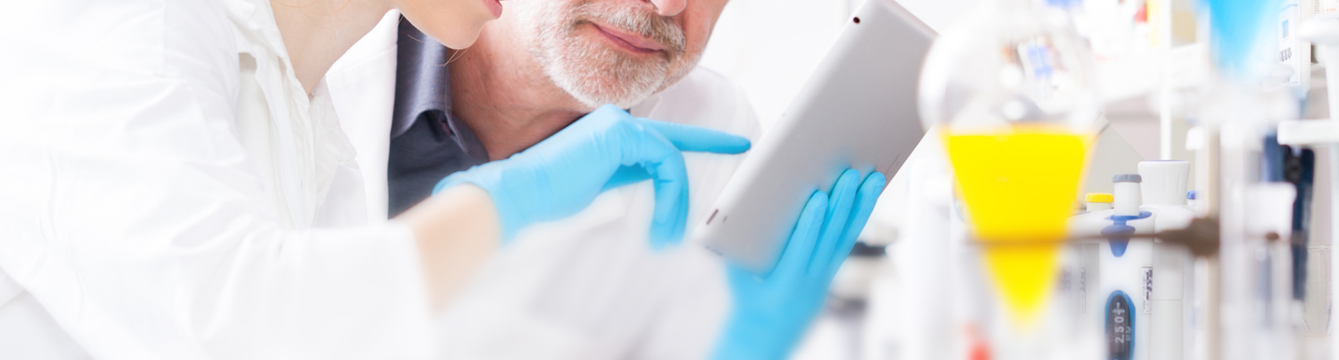 公司主營範圍為(wèi)：各種實驗室用品、玻璃儀器(qì)、化(huà)學試劑、化(huà)工原料、各種規格有機無機制劑及危險化(huà)學品等